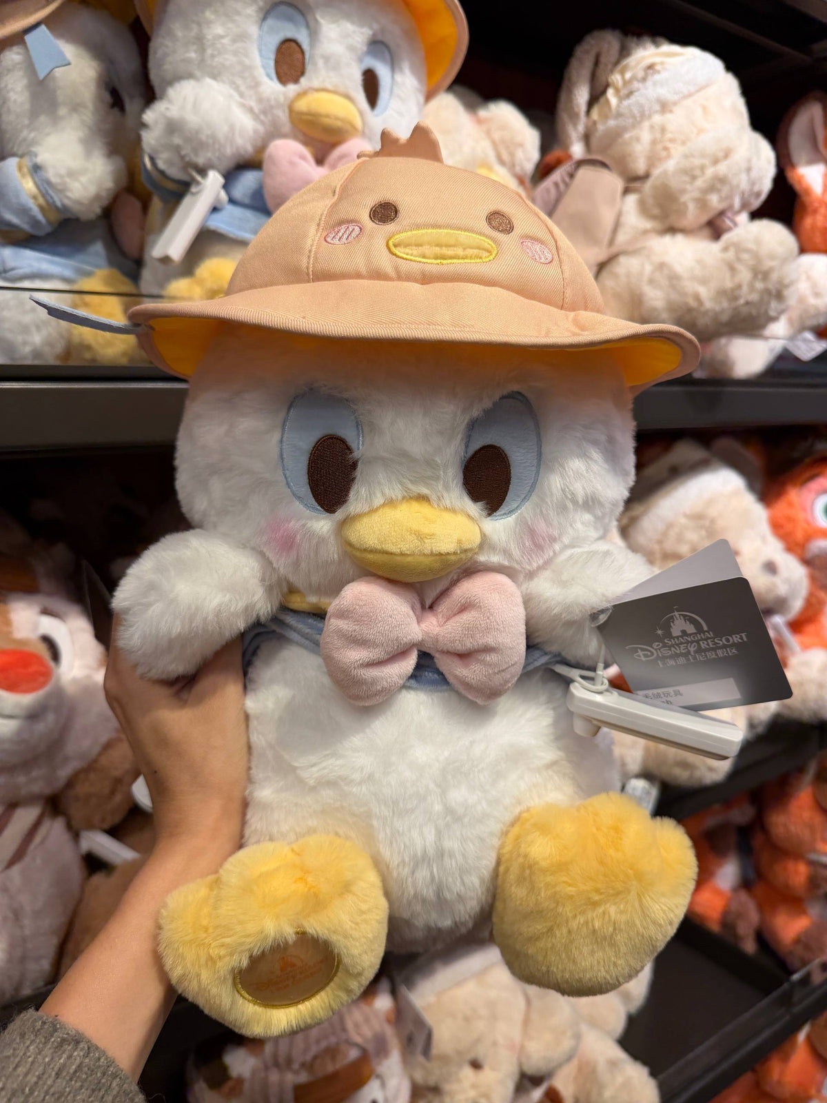 Peluche Donald Duck con Gorro Durazno y Lazo Rosado