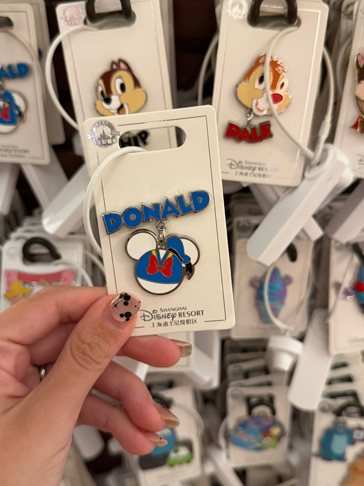 Pin Donald con Detalles Azules y Rojos