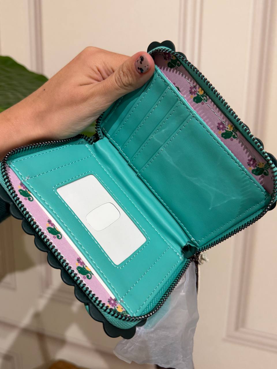 Billetera Pascal Turquesa con Borde Ondulado