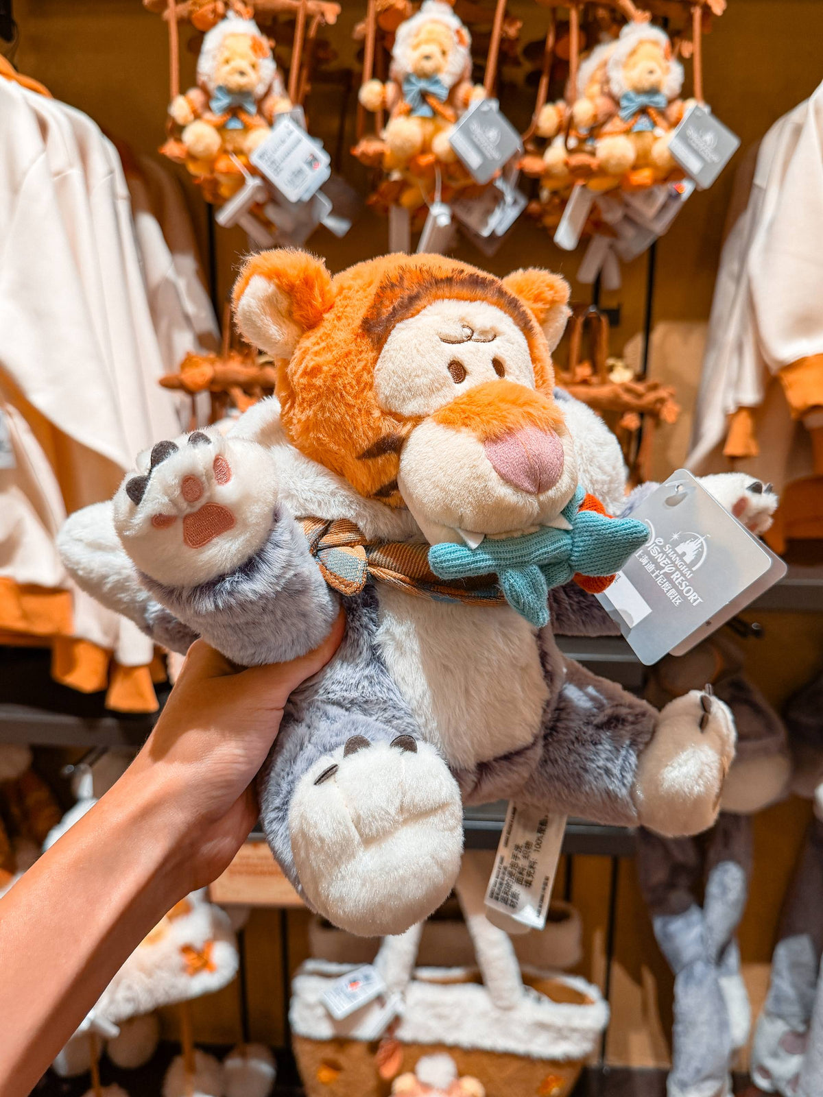 Peluche Tigger con Capucha Gris y Corbatín Celeste