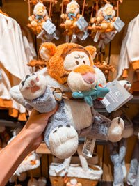 Peluche Tigger con Capucha Gris y Corbatín Celeste