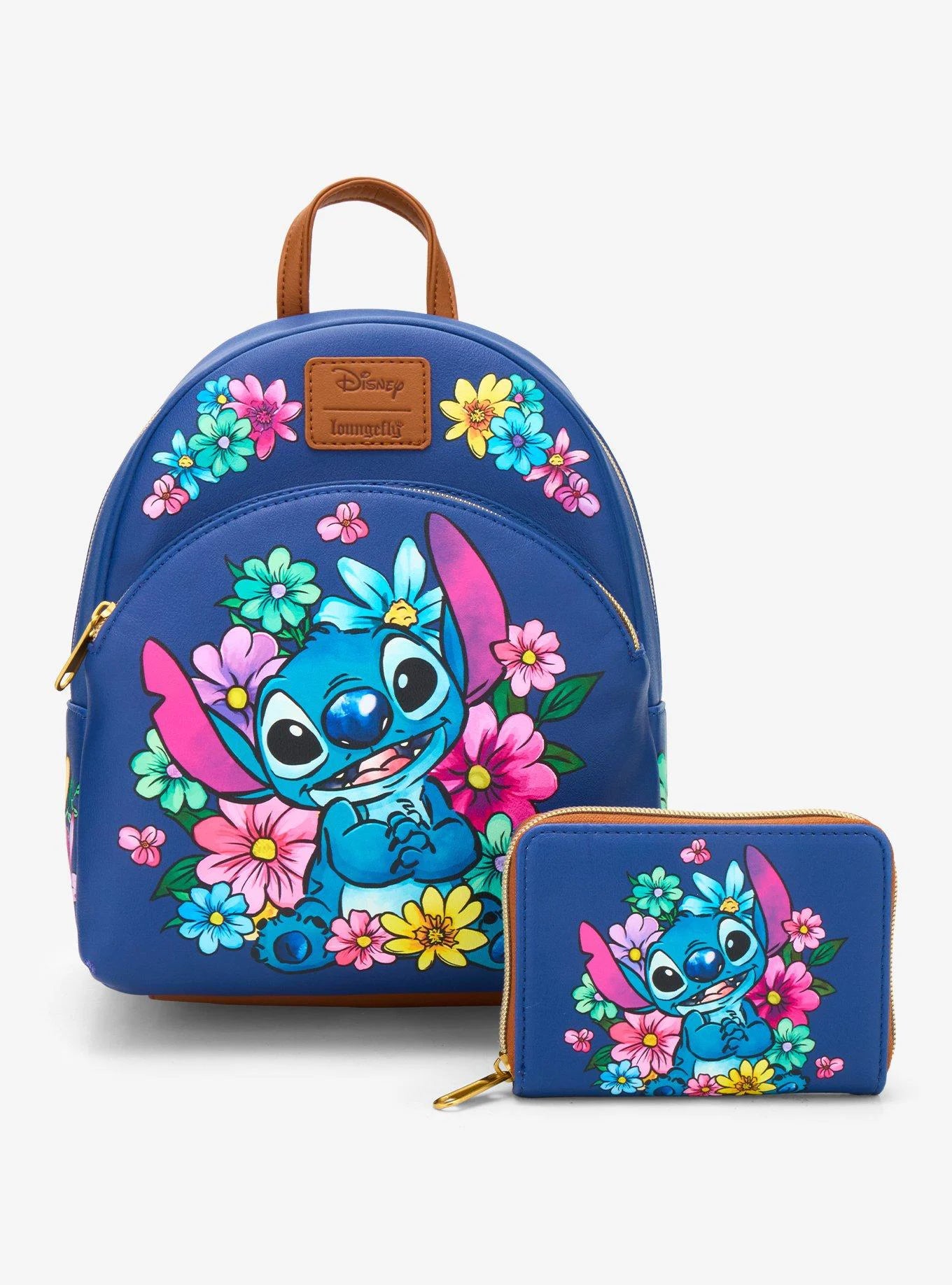 Mochila y billetera Stitch con flores en una misma fotografía de estudio
