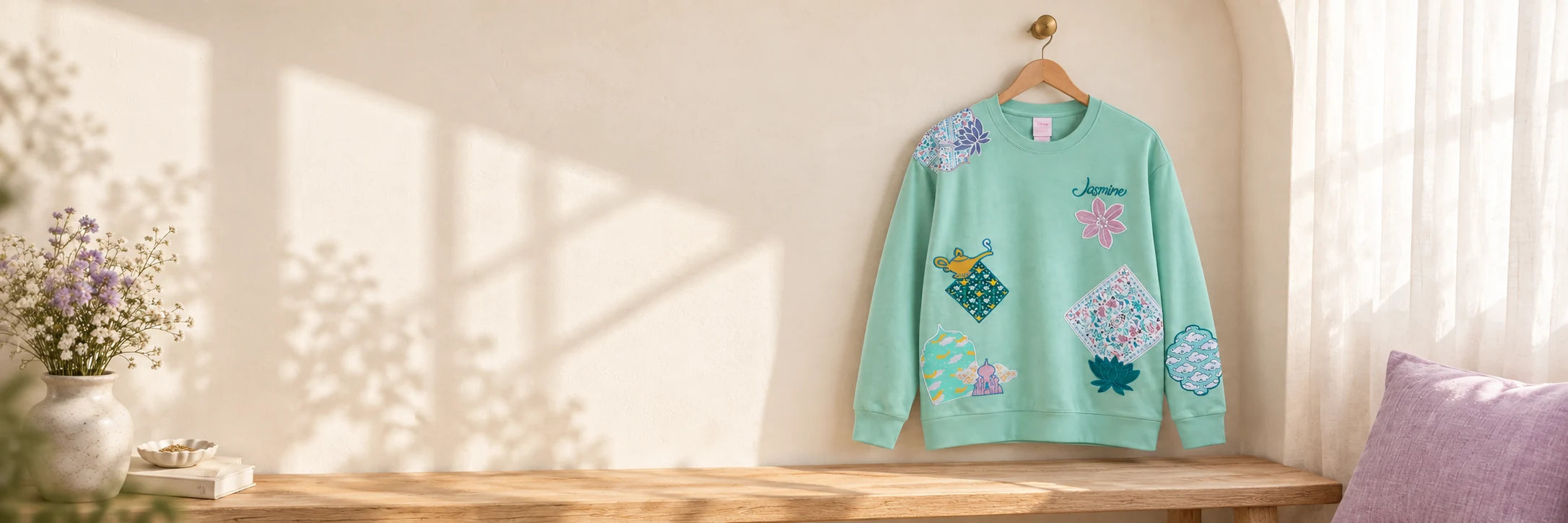 Polerón Jasmine verde menta con bordados florales, en un ambiente cálido con madera y tonos lavanda