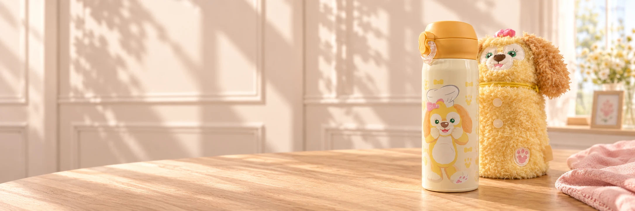 Botella Cookie Ann con su bolso de peluche sobre una mesa de madera clara, con luz de mañana
